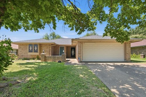 200 Almond Ln, Euless, TX, 76039-7919 | Card Image