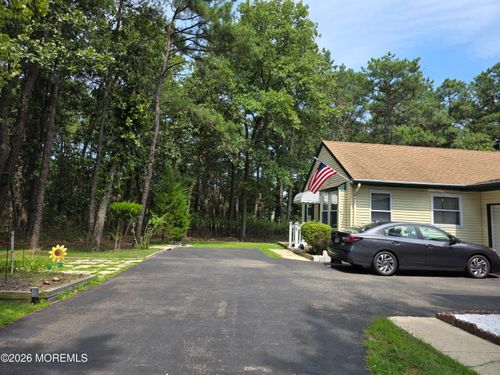 d-2 Greenleaf Ct, Whiting, NJ, 08759-1728 | Card Image