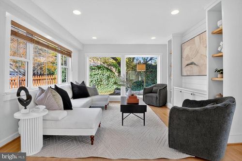 109 N Brookside Dr, ARLINGTON, VA, 22201-1121 | Card Image