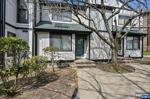 1537 John St, Fort Lee, NJ, 07024-2561 | Card Image