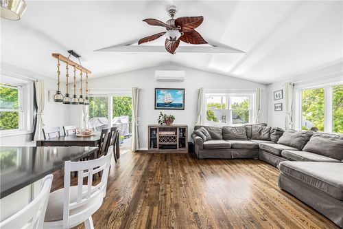 60 Brooklyn Rd, Narragansett, RI, 02882-1436 | Card Image