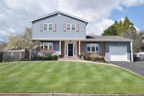 32 Lagoon Pl, East Islip, NY, 11730-1007 | Card Image