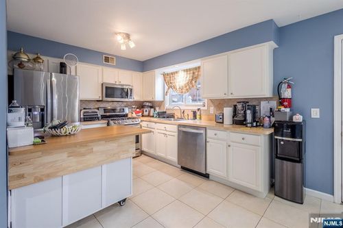 19 Val Sumo Ln, Newark, NJ, 07105-3547 | Card Image