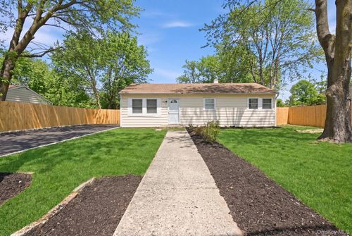 25 Montgomery St, Brentwood, NY, 11717-3308 | Card Image