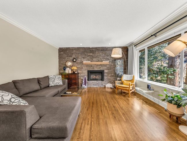 4422 Mountain Highway, House other with 5 bedrooms, 3 bathrooms and 2 parking in North Vancouver BC | Image 2
