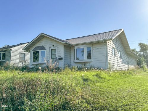 905 6th Ave Se, Jamestown, ND, 58401-5536 | Card Image