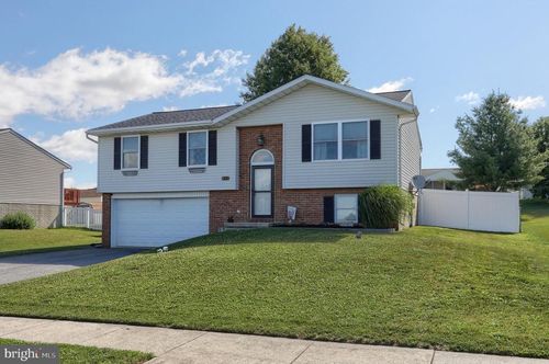 37 Village Dr, NEWMANSTOWN, PA, 17073-9016 | Card Image