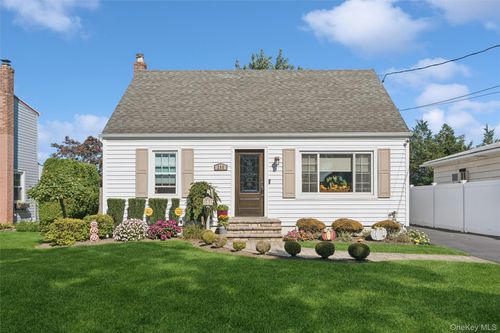 295 N Atlanta Avenue, Oyster Bay, NY, 11758 | Card Image