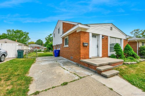 18327 E 13 Mile Rd, Fraser, MI, 48026-4602 | Card Image