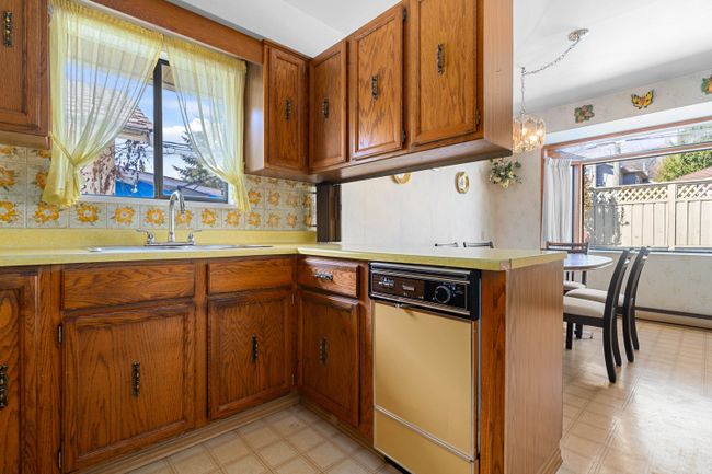 228 W 27 Th Street, House other with 5 bedrooms, 2 bathrooms and 1 parking in North Vancouver BC | Image 11