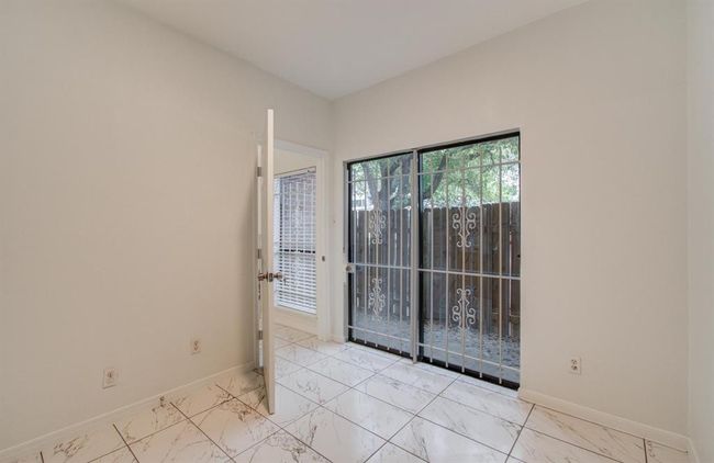 APT-3 - 1818 Augusta Dr, Townhouse with 2 bedrooms, 1 bathrooms and 1 parking in Houston TX | Image 14