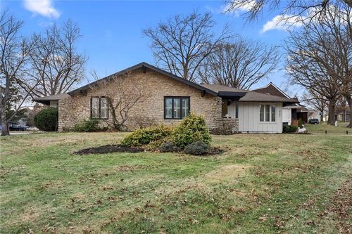 9601 W 104th Ter, Overland Park, KS, 66212-5614 | Card Image