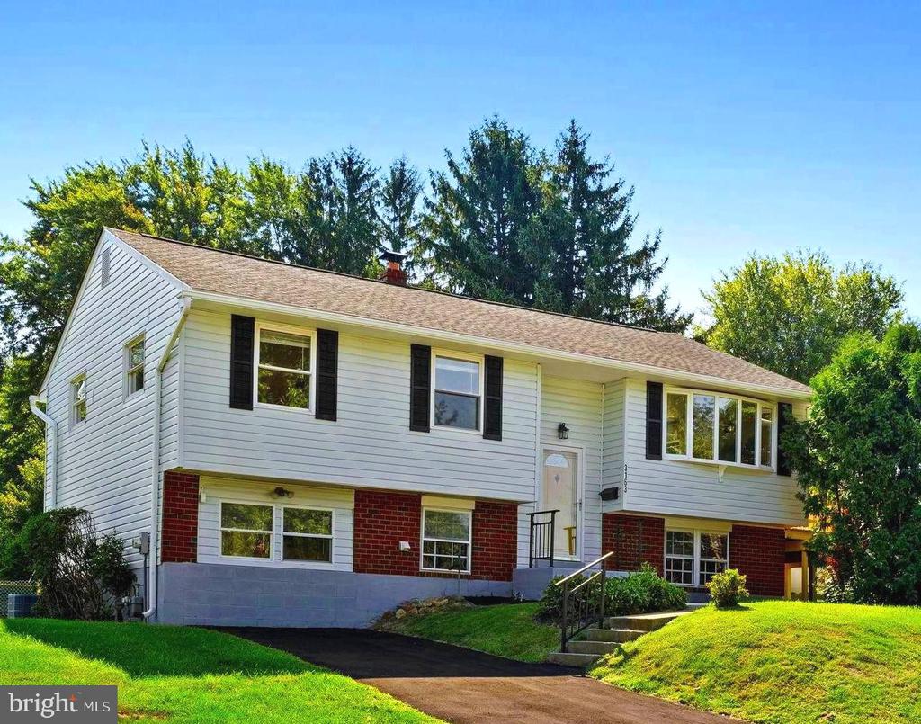 Surrey Ln, Aston, PA 19014