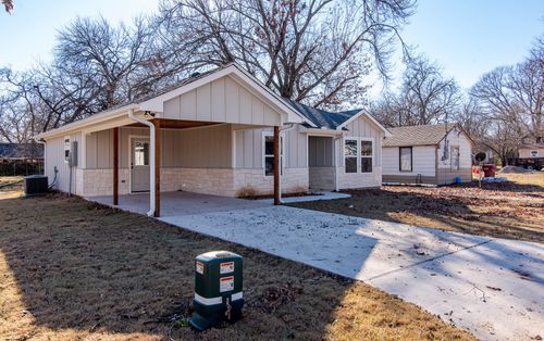 806 E 12th St, Bonham, TX, 75418-3202 | Card Image