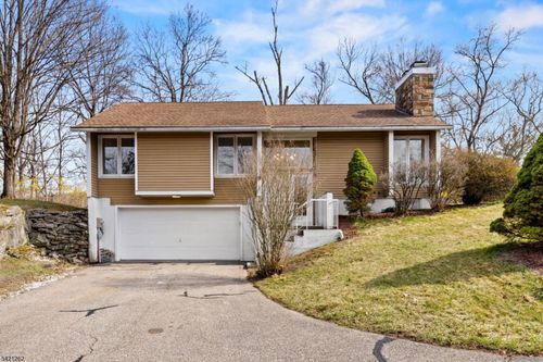 8 Canada Goose Dr, Hackettstown, NJ, 07840-3105 | Card Image