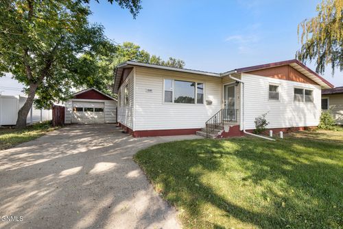 1507 2nd Ave E, Williston, ND, 58801-4308 | Card Image