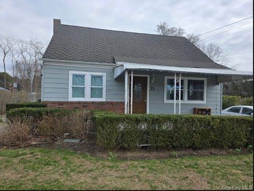 33 Brown St, Riverhead, NY, 11901-3943 | Card Image