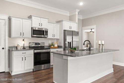 5011 Woodridge Lake Blvd, Louisville, KY, 40272-5318 | Card Image