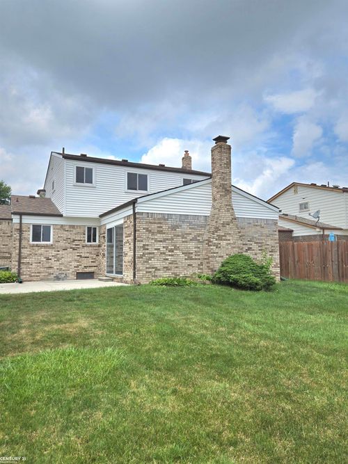 37742 Evergreen Dr, Sterling Heights, MI, 48310-3928 | Card Image