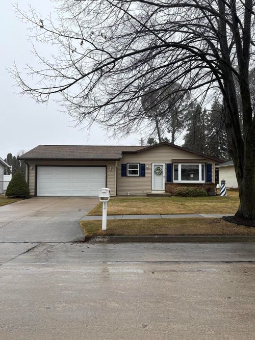 823 Dueno Ct, Manitowoc, WI, 54220 | Card Image