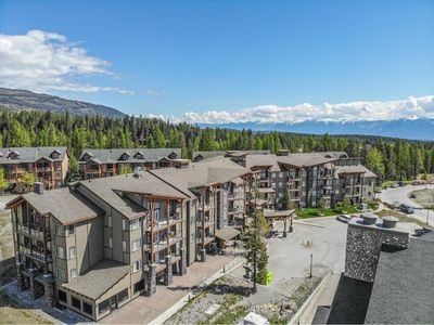 202 - 400 Stemwinder Dr, Condo with 3 bedrooms, 2 bathrooms and null parking in Kimberley BC | Image 1