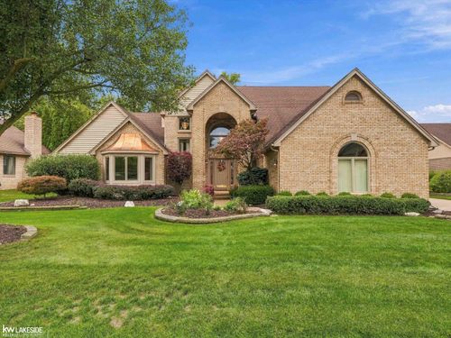 8825 Grace St, Shelby Township, MI, 48317-1736 | Card Image