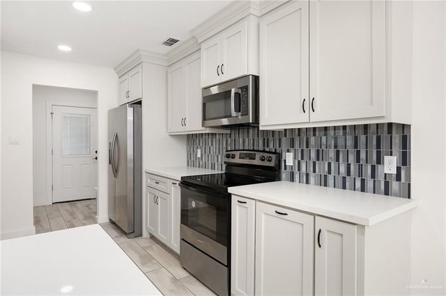 321 E Stubbs St, House other with 3 bedrooms, 2 bathrooms and 2 parking in Edinburg TX | Image 7