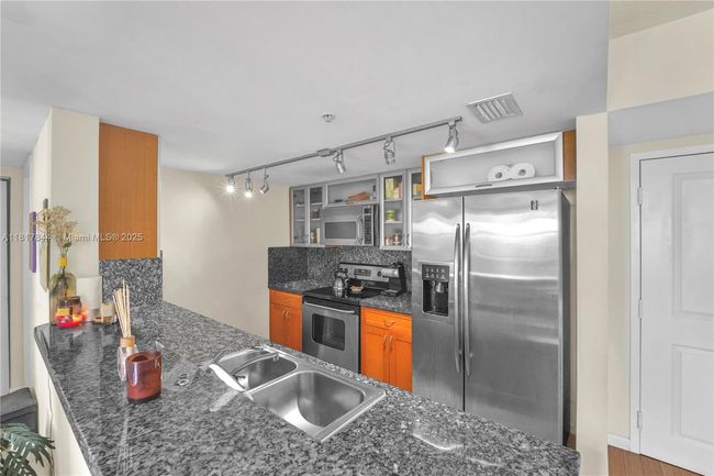 APT-304 - 1555 N Treasure Dr, Condo with 2 bedrooms, 2 bathrooms and null parking in North Bay Village FL | Image 9