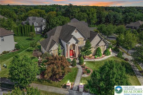 19 Spring Wood Dr, Allentown, PA, 18104-4554 | Card Image