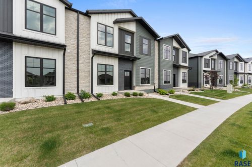 8619 W Shoreline Pl, Sioux Falls, SD, 57107-8515 | Card Image
