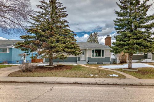 110 Warwick Drive Sw, Home with 4 bedrooms, 2 bathrooms and 5 parking in Calgary AB | Card Image