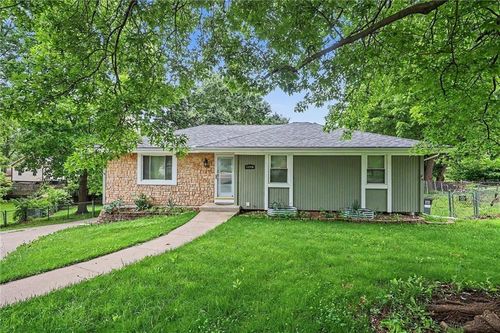 10008 Nw 70th Ct, Parkville, MO, 64152-2458 | Card Image