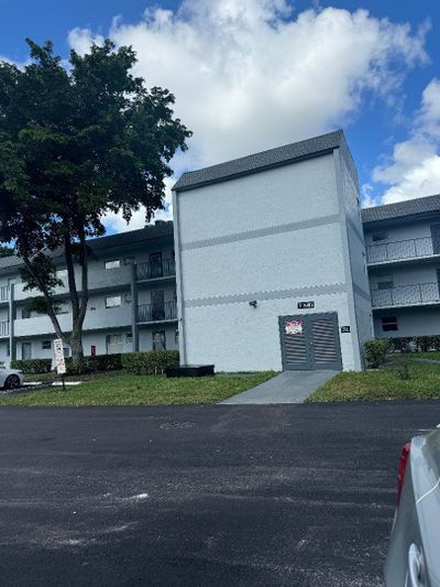 105 - 8401 Lagos De Campo Blvd, Condo with 1 bedrooms, 1 bathrooms and null parking in Tamarac FL | Image 2