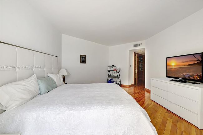 APT-1412 - 16425 Collins Ave, Condo with 2 bedrooms, 2 bathrooms and null parking in Sunny Isles Beach FL | Image 16