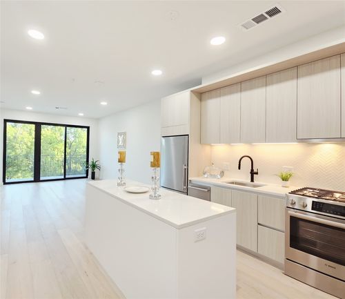 323-2209 S 1st St, Austin, TX, 78704-5276 | Card Image