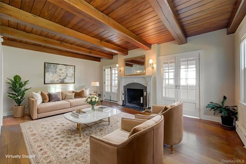 246 Park Ave, Manhasset, NY, 11030-2413 | Card Image