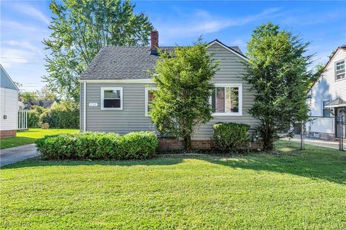 17106 Holly Hill Dr, Cleveland, OH, 44128-2524 | Card Image