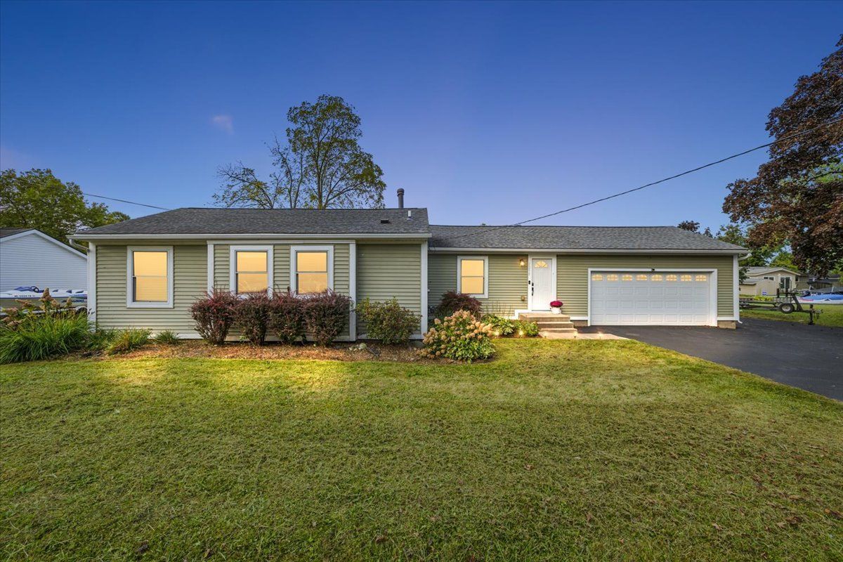Cass Lake Rd, Waterford, MI 48328