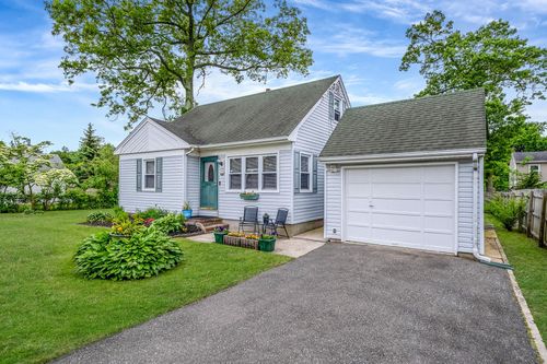 72 Belford Ave, Bay Shore, NY, 11706-6820 | Card Image