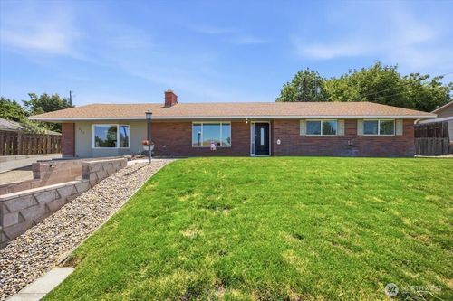 933 Vine Ave, Sunnyside, WA, 98944-1743 | Card Image