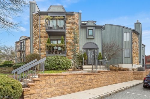 28 Trafalgar Ct, Hackettstown, NJ, 07840-4241 | Card Image