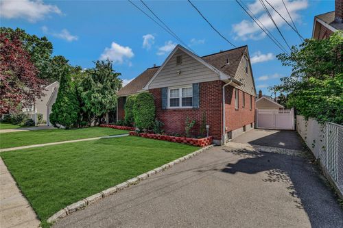 502 S 11th St, New Hyde Park, NY, 11040-5561 | Card Image