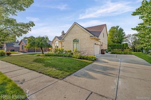 13987 Glenwood Dr, Shelby Township, MI, 48315-5419 | Card Image