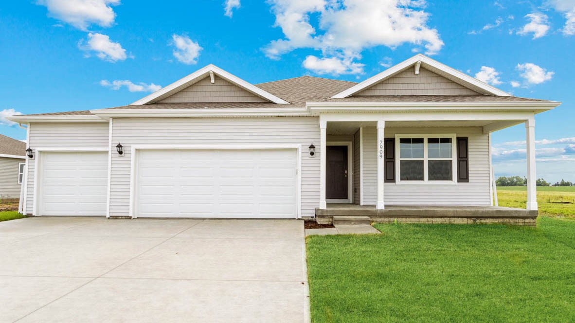 Dee St, Bondurant, IA 50035