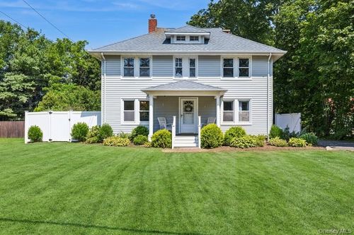 18955 Main Rd, Mattituck, NY, 11952-2446 | Card Image