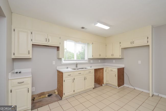 3394 Sheree Trl, House other with 3 bedrooms, 2 bathrooms and null parking in Stone Mountain GA | Image 6