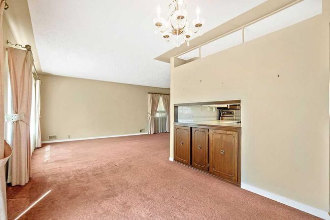 4115 Grosvenor Place Sw, Home with 3 bedrooms, 1 bathrooms and 3 parking in Calgary AB | Image 4