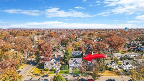 4 Redwood Rd, New Hyde Park, NY, 11040-3324 | Card Image