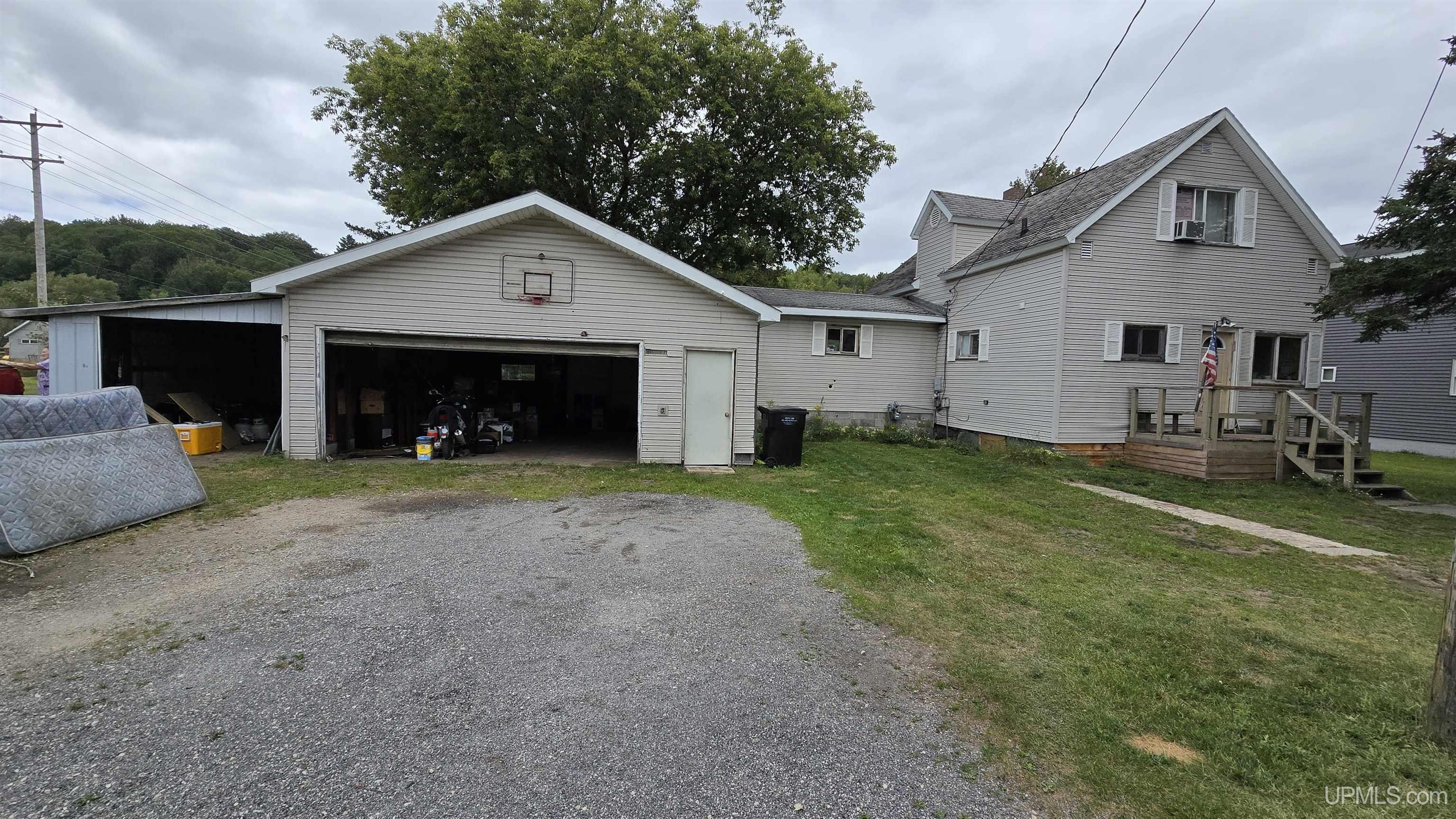 17th St, Gladstone, MI 49837