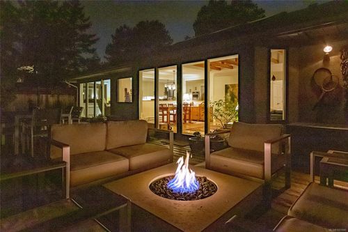 3955 Burchett Pl, Victoria, BC, V8N6C2 | Card Image